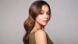 Selain gaya ala tahun 80-an, wanita 27 tahun ini juga terlihat dewasa dan anggun dengan rambut bergelombangnya. terlebih lagi aktris keturunan Arab dan Pakistan ini tetap tampil cantik dengan paduan makeup natural.(Liputan6.com/IG/@sahilahisyam)