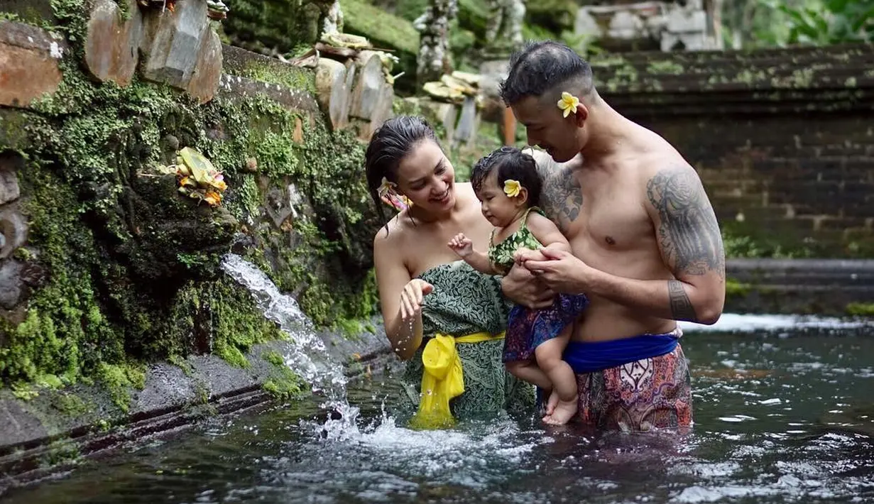 Sampai saat ini, Atiqah Hasiholan belum terlihat bersama squad tertentu. Ia terlihat lebih banyak menghabiskan waktunya dengan Rio Dewanto dan Salma. (Foto: instagram.com/atiqahhasiholan)