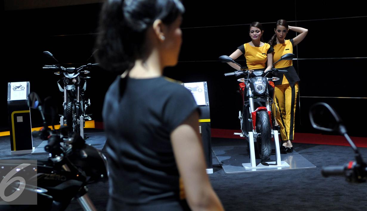 Beberapa Sales Promotion Girl (SPG) di salah satu stand IIMS, Jakarta, Kamis (27/8/2015). SPG menjadi salah satu daya tarik bagi calon konsumen produk yang ditawarkan untuk mencapai target penjualan. (Liputan6.com/Johan Tallo)