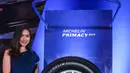 Seorang SPG berpose saat peluncuran ban Michelin Primacy SUV di Kemayoran, Jakarta, Senin (1/2/2016). Michelin Indonesia hadirkan ban yang aman untuk pengguna SUV di Indonesia. (Liputan6.com/Yoppy Renato)