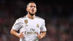 Eden Hazard - Penyerang asal Belgia ini berstatus sebagai pemain termahal dalam sejarah Real Madrid dengan banderol 115 juta euro. Mantan bintang Chelsea ini menerima upah sebesar 540 ribu euro sekitar Rp 8,7 miliar per minggu. (AFP/Oscar Del Pozo)