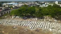 Pemandangan dari udara memperlihatkan kuburan baru ketika jumlah kematian akibat infeksi virus corona COVID-19 meningkat di pemakaman Maria Canals, Guayaquil, Ekuador, 12 April 2020. (Photo by Jose Sánchez/AFP)