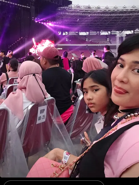Keduanya pun duduk di kursi VIP yang memiliki jarak terdekat dengan panggung BLACKPINK. Menariknya, soal ekspresi wajah sang putri yang sama diberbagai foto, Dian Sastrowardoyo menjelaskan bahwa Ishana sedang suka berpose meniru tokoh Wednesday. [Foto: Instagram/therealdisastr]