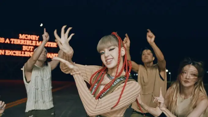 Gaya Lisa Blackpink Selama Promosi Album Terbaru