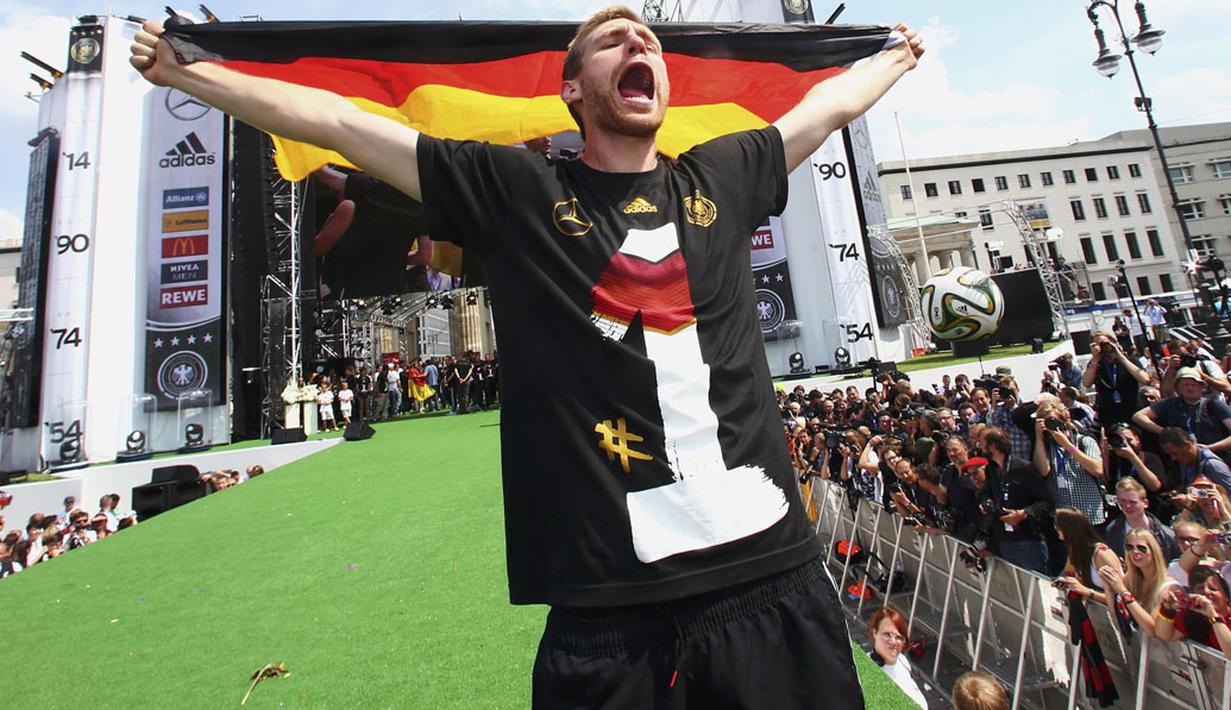 Pemain belakang Timnas Jerman, Per Mertesacker, berdiri dan berteriak saat perayaan kemenangan Der Panzer di Berlin, (15/7/2014). (REUTERS/Alex Grimm/Pool)
