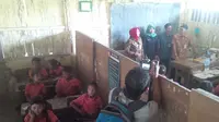 Kelas ini memanfaatkan ruang kepala sekolah yang disekat menjadi dua bagian. (foto: Liputan6.com/felek wahyu/edhie prayitno ige)