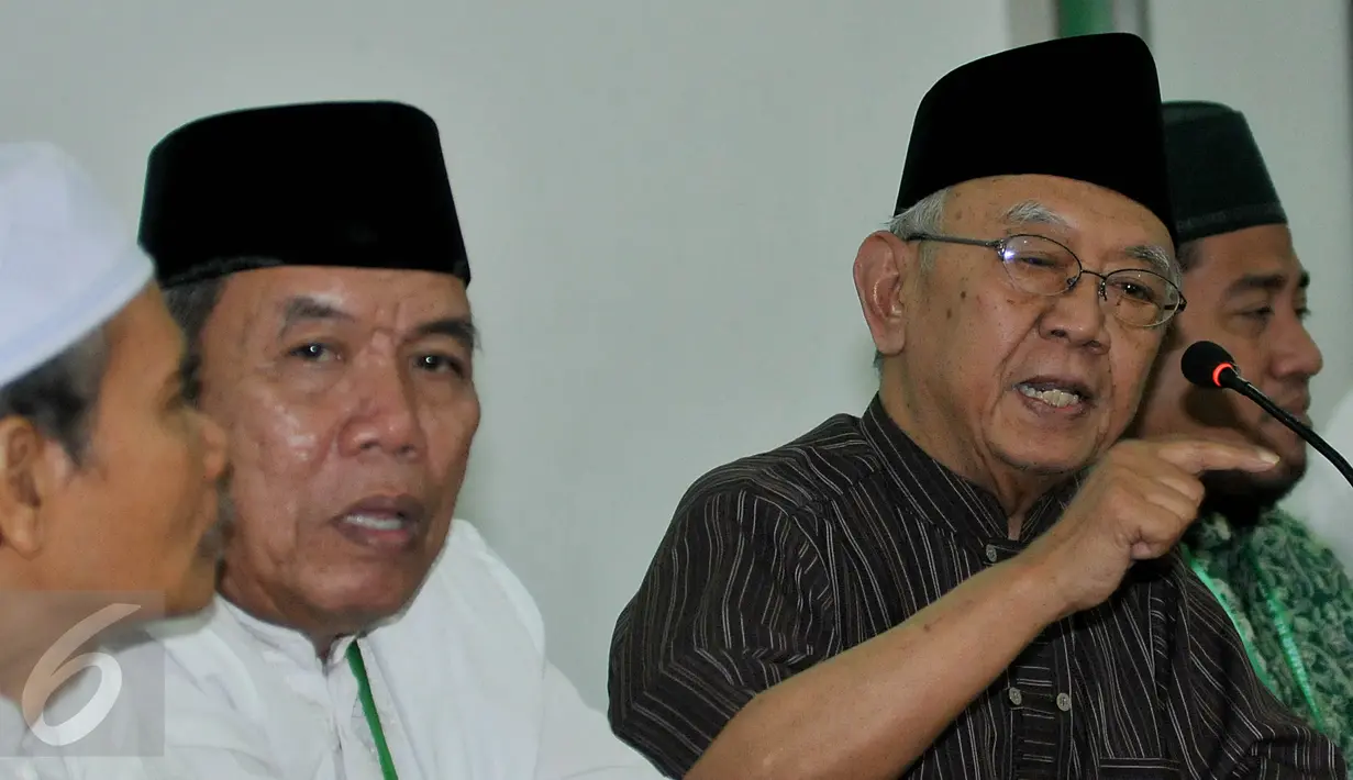 Ketua PWNU Jatim, Gus Sholah memberikan keterangan usai pertemuan dengan peserta yang kecewa terhadap berlakunya mekanisme AHWA yang diterapkan untuk memilih Rais Aam, di Aula Yusuf Hasyim Ponpes Tebu Ireng, Jombang, Rabu (5/8). (Liputan6.com/Johan Tallo)