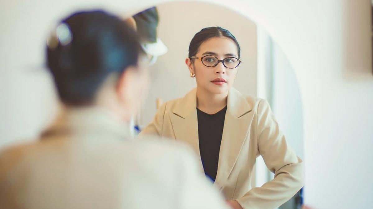 6 Inspirasi Outfit Baju Kantor Ala Prilly Latuconsina, Kasual hingga Formal