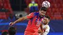 Striker Chelsea, Olivier Giroud, menyundul bola saat melawan Sevilla pada laga Liga Champions di Stadion Ramon Sanchez Pijuan, Kamis (3/12/2020). Chelsea Menang dengan skor 4-0. (AP/Angel Fernandez)