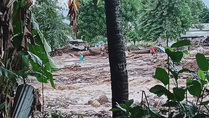 Banjir Bandang melanda Flores Timur, Nusa Tenggara Timur (NTT) pada Minggu (4/4/2021). (Foto: Dokumentasi BNPB)