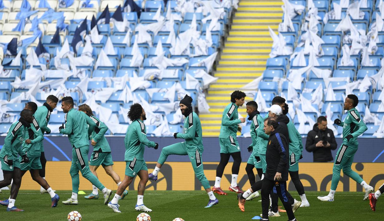 <p>Para pemain Madrid melakukan pemanasan saat sesi latihan tim di Stadion Etihad di Manchester, barat laut Inggris, pada 25 April 2022. Real Madrid akan bertanding melawan Manchester City pada leg pertama semifinal Liga Champions. (AFP/Oli Scarff)</p>