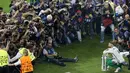 Kapten Real Madrid, Sergio Ramos berfoto bersama piala usai membawa timnya, Real Madrid memenangkan pertandingan Liga Champions di Stadion Cardiff, Wales (3/6). (Nick Potts/PA via AP)