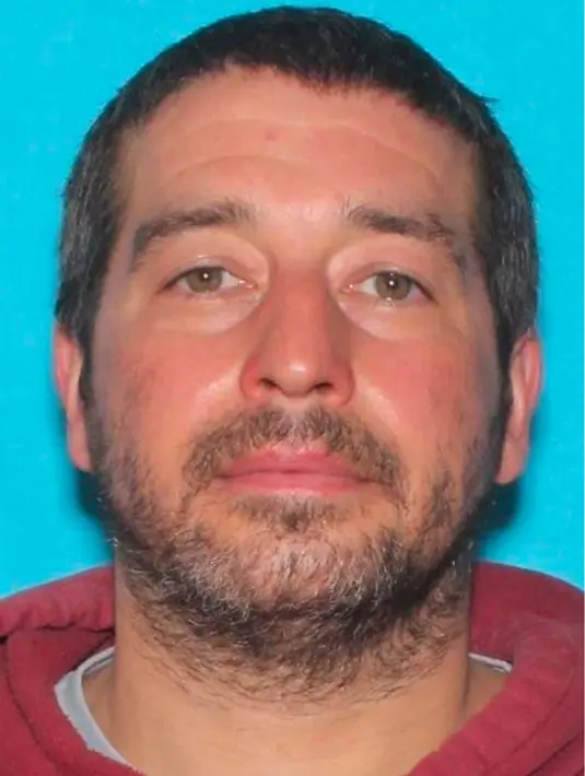 Foto yang dirilis oleh Departemen Kepolisian Lewiston Maine ini menunjukkan Robert Card yang diidentifikasi polisi sebagai pelaku penembakan massal di Lewiston, Maine, pada Rabu (25/10/2023). (Lewiston Maine Police Department via AP)