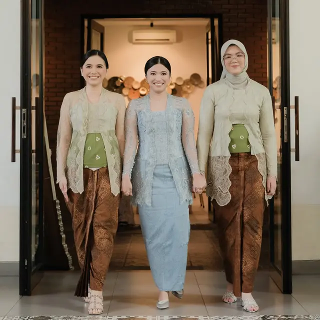 5 Potret Kebaya Ashilla Zee di Lamaran Shanindya, Menawan Dampingi Sang Adik