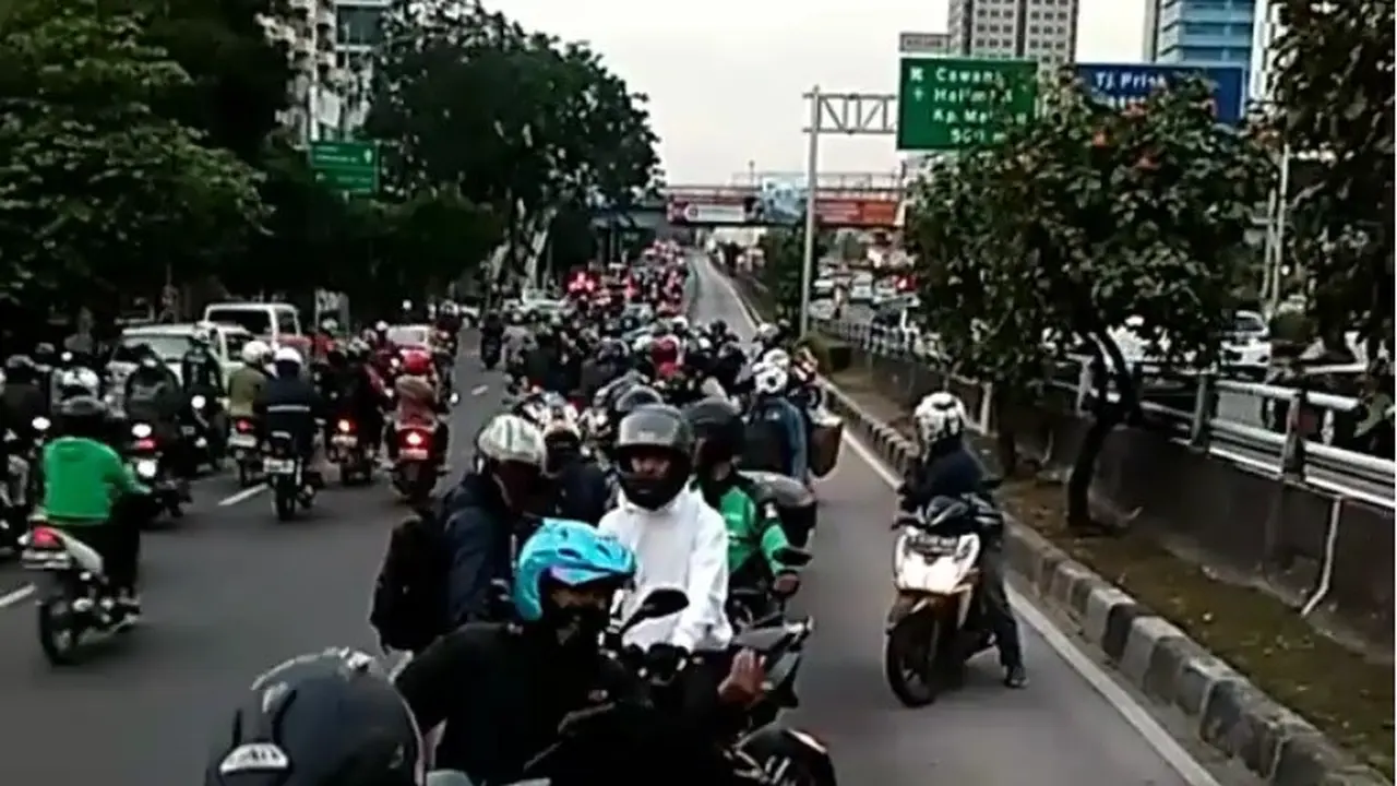  Belasan Sepeda Motor Nekat Lawan Arah dan Masuk Jalur Bus Transjakarta