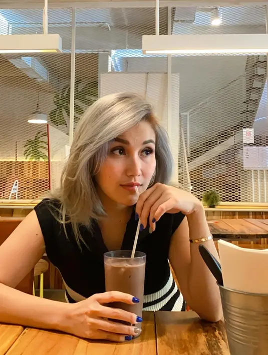 Hal ini terlihat jelas pada Ayu Ting Ting, dengan warna rambut terbarunya. 
(Foto: Instagram/ Ayu Ting Ting).