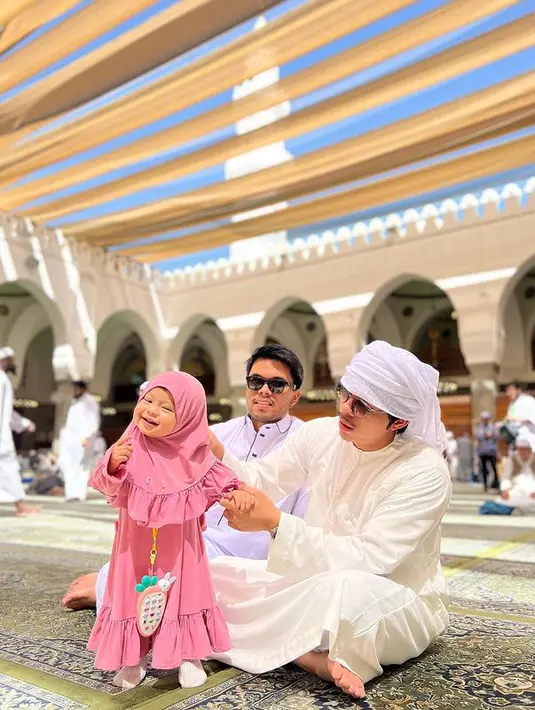 Ameena tampak sudah pintar akting. Tampak saat dipotret sudah berpose lucu. [Instagram/attahalilintar]