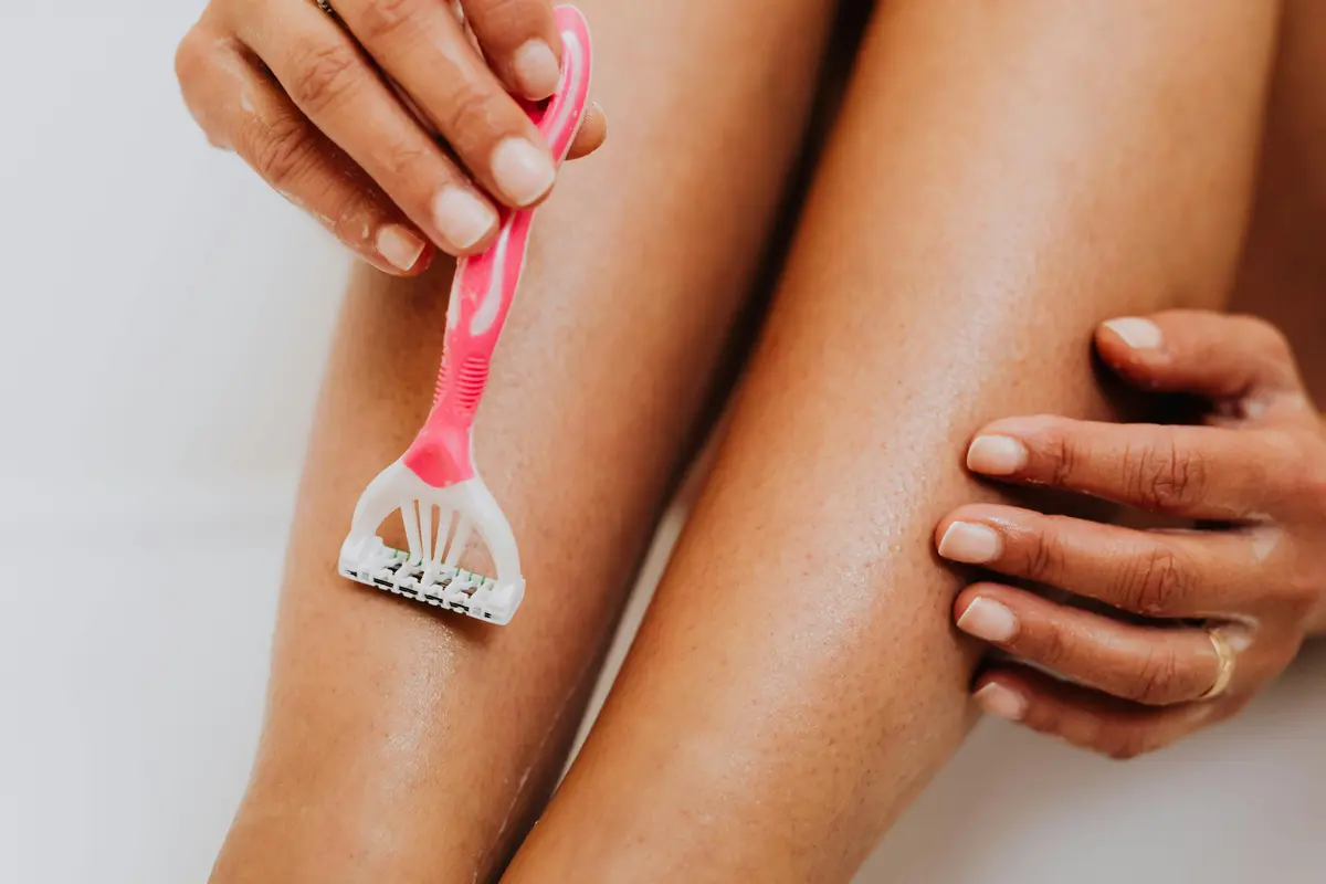 Benarkah Mencukur Bulu Kaki Membuatnya Tumbuh Lebih Panjang?