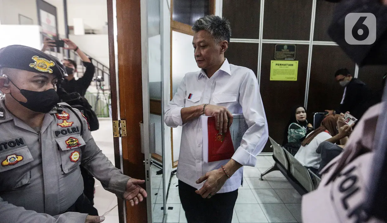 Terdakwa kasus obstruction of justice atau upaya untuk menghalang-halangi suatu proses hukum pada kasus pembunuhan Brigadir Nofriansyah Yosua Hutabarat atau Brigadir J, Hendra Kurniawan usai menjalani sidang lanjutan dengan agenda pembacaan tuntutan oleh Jaksa Penuntut Umum di Pengadilan Negeri Jakarta Selatan, Jumat (27/1/2023). Mantan Karo Paminal Propam Polri tersebut dituntut 3 tahun penjara denda Rp 20 juta subsider 3 bulan kurungan penjara. (Liputan6.com/Johan Tallo)