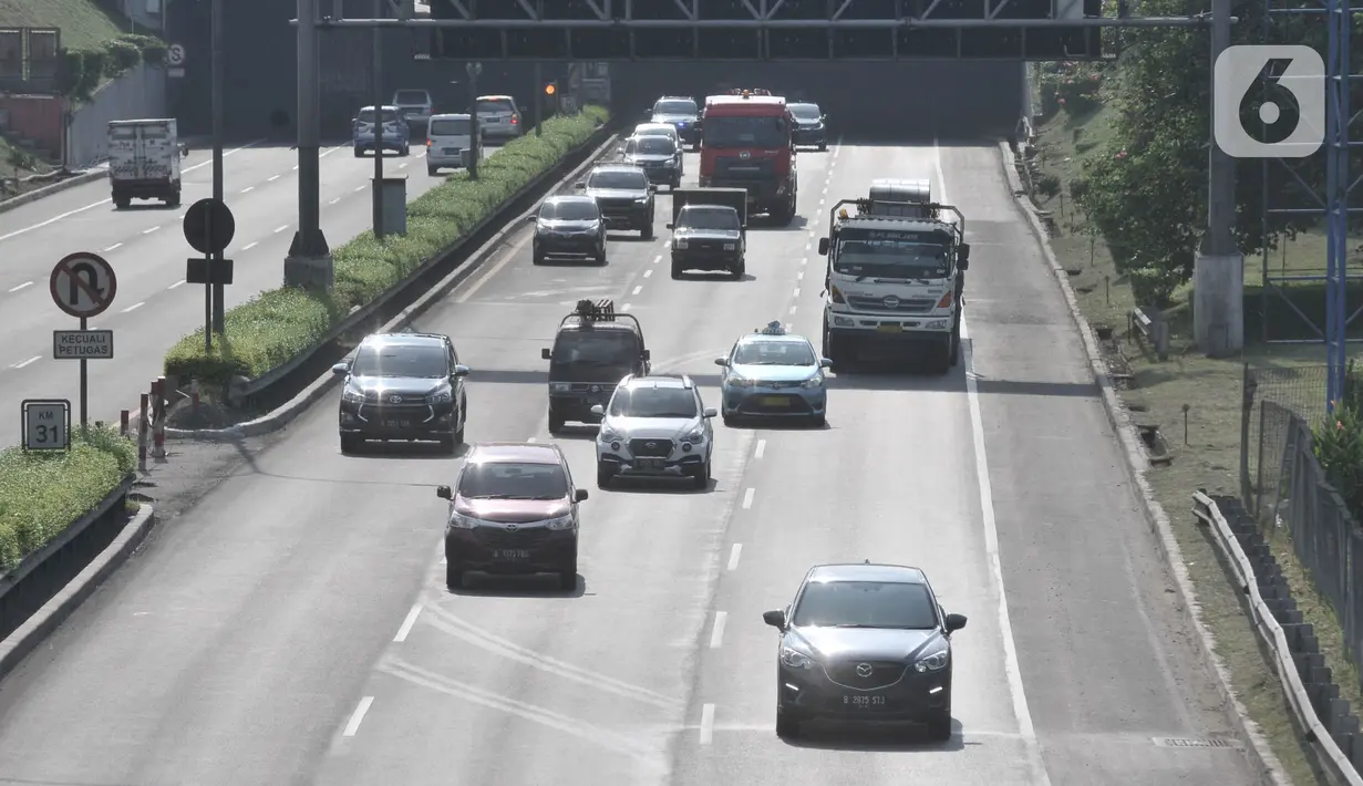 Sejumlah kendaraan melintasi ruas Tol Jagorawi, Jakarta, Rabu (22/4/2020). Mulai 24 April 2020, pemerintah akan memberikan sanksi bagi warga yang nekat keluar masuk wilayah Jabodetabek dan wilayah zona merah virus corona COVID-19. (merdeka.com/Iqbal S. Nugroho)