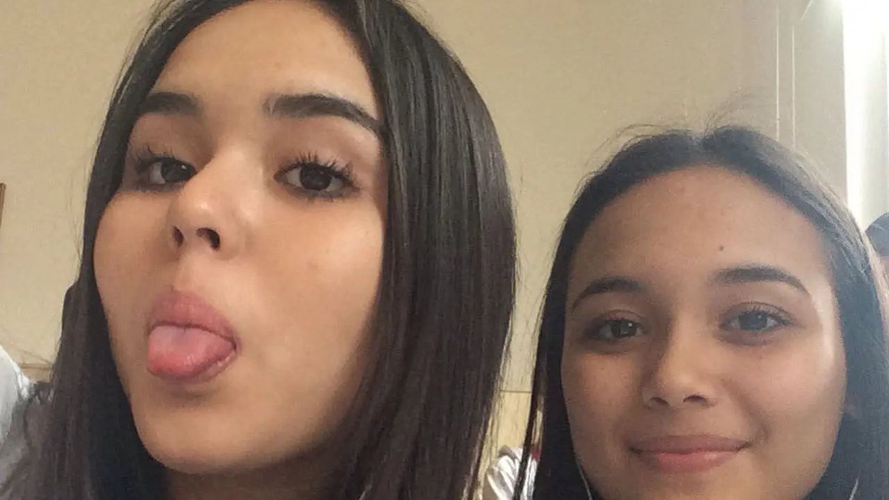 Selalu Mendampingi, Ini 6 Potret Kenangan Laura Anna dan Sang Kakak