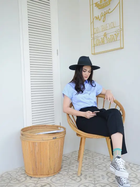 Luna Maya mengenakan brand pakaiannya yang bertajuk Luna Habit. (Liputan6.com/Instagram/@lunamaya)