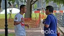 Daud Yordan berkonsultasi dengan asisten pelatih pada sesi latihan ringan di Areal Pedestrian, Singapura, Jumat (24/3/2017).  Daud Yordan akan melawan  petinju Thailand Campee Phayom Sabtu (25/3/2017). (Bola.com/Nicklas Hanoatubun)