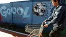 Protes terhadap penyelenggaraan Piala Dunia 2014 terus dilakukan oleh sejumlah warga Brasil, diantaranya melalui lukisan grafiti seperti yang terlihat di salah satu tembok yang ada di Sao Paolo, (3/6/2014). (REUTERS/Paulo Whitaker)