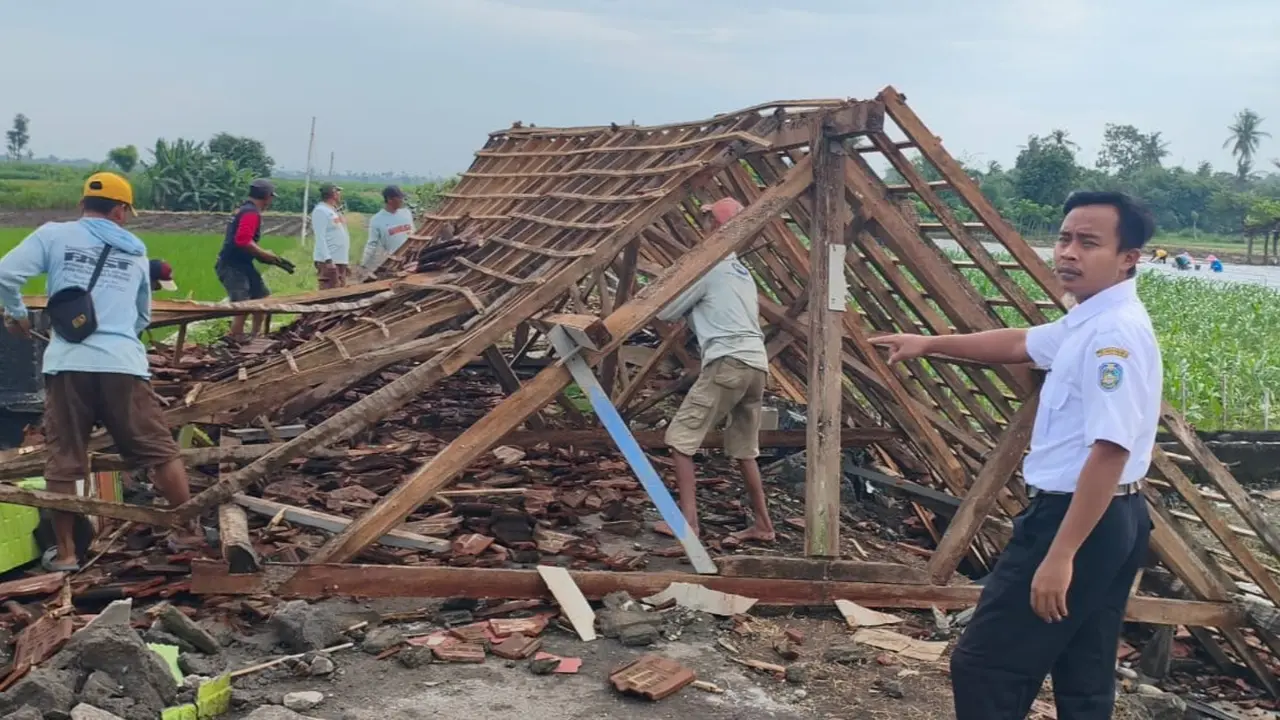 Cuaca ekstrem buat balai pertemuan milik kelompok Tani Barokah di Desa Wonorejo, Situbondo ambruk.
