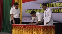 Menteri Hukum dan HAM RI, Yasonna Hamonangan Laoly menandatangani kesepakatan (MoU) dengan Pemerintah Aceh, terkait penerapan hukuman cambuk. Foto: (Windy Phagta/Liputan6.com)