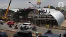 Suasana pembangunan Flyover Gaplek di Jalan Martadinata,  Pamulang, Tangerang Selatan, Minggu (1/3/2020). Pembangunan flyover yang akan menghubungkan Parung, Jawa Barat, dengan DKI Jakarta tersebut saat ini sudah mencapai 40 persen. (merdeka.com/Arie Basuki)