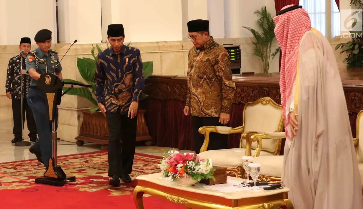 Presiden Jokowi usai memberi sambutan kepada peserta MHQH tingkat Asean Pasifik ke-10 di Istana Negara, Kamis (22/3). Kompetisi hafalan Alquran tingkat Asia Pasifik telah digelar 10 kali di Indonesia. (Liputan6.com/Angga Yuniar)