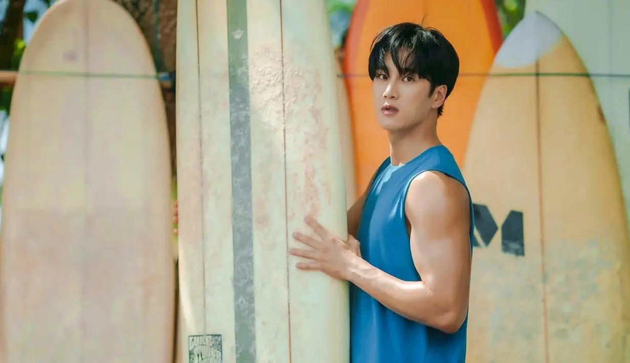 <p>Ahn Bo Hyun berpose dengan sejumlah papan selancar. Sama seperti foto sebelumnya, dia masih mengenakan kaos tak berlengan yang dipadukan dengan celana pendek. (Foto: Instagram/ bohyunahn)</p>