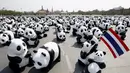 Sejumlah patung Panda berjejer di depan Grand Palace, Bangkok , Thailand , 4 Maret 2016. Patung Panda ini merupakan pameran yang dibuat oleh seniman Perancis Paulo Grangeon. (REUTERS / Chaiwat Subprasom)
