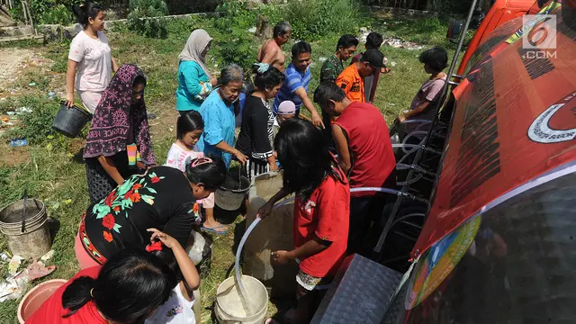 Kekeringan Meluas, Warga Bogor Berebut Bantuan Air Bersih