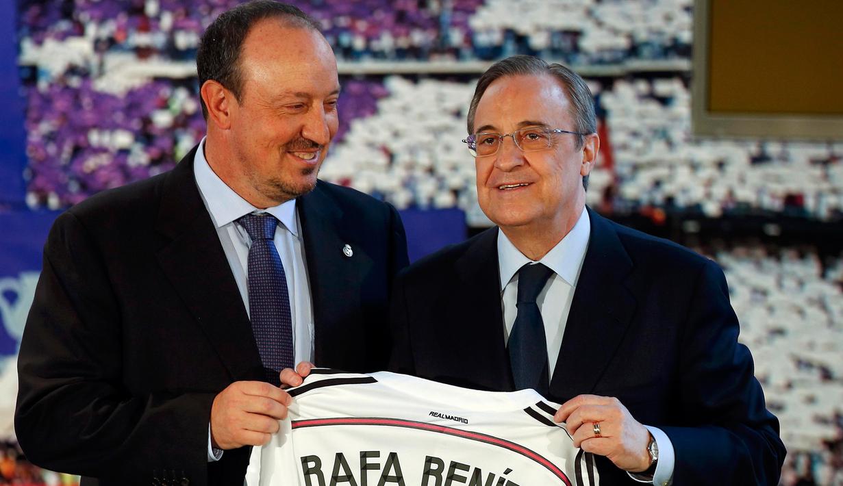 Florentino Perez (kanan) saat memperkenalkan pelatih baru Real Madrid, Rafael Benitez, di Stadion Santiago Bernabeu, Rabu (3/6/2015). Benitez ditunjuk sebagai menggantikan Carlo Ancelotti. (Reuters/Sergio Perez)