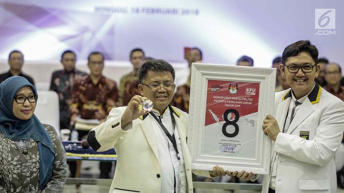 Presiden Partai Keadilan Sejahtera (PKS) Sohibul Iman (tengah) mendapatkan nomor 8 sebagai peserta pemilu 2019 saat pengundian nomor urut parpol di kantor KPU, Jakarta, Minggu (19/2). (Liputan6.com/Faizal Fanani)