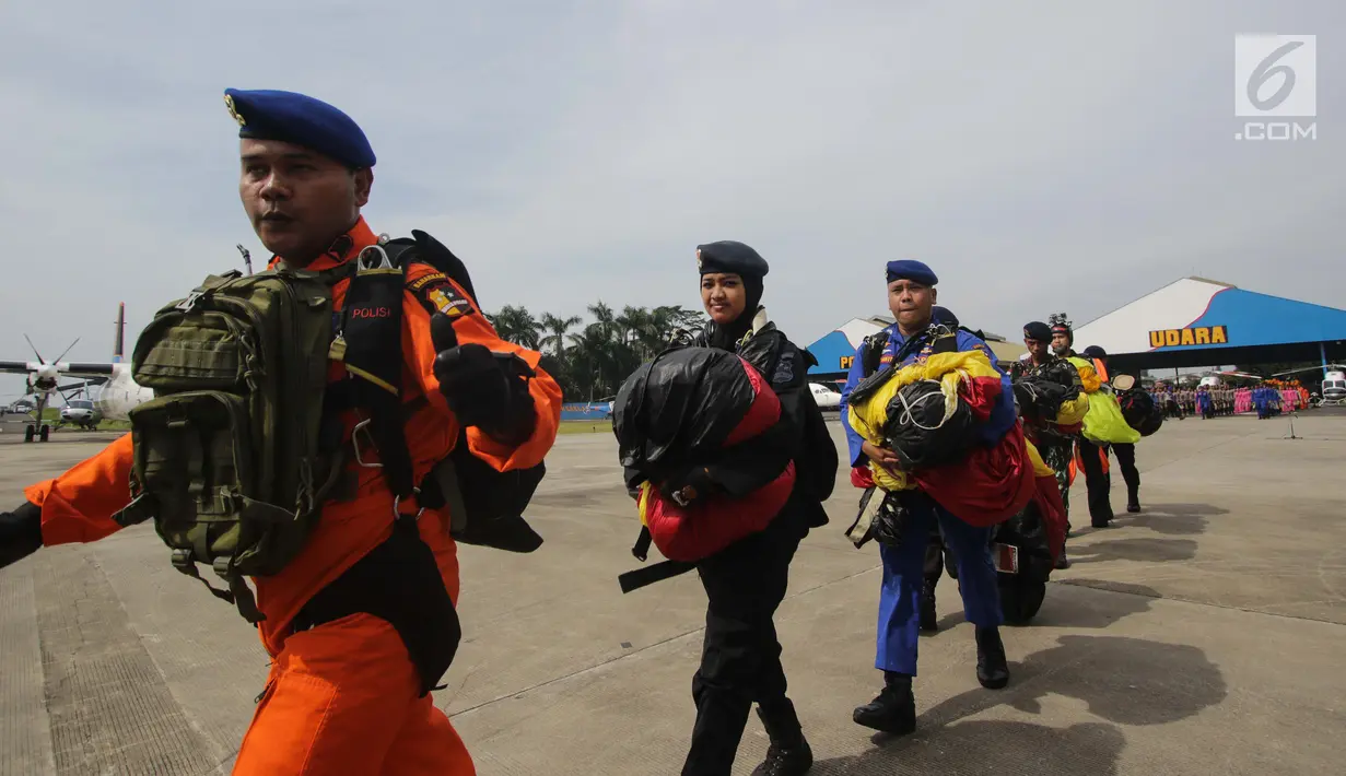 Prajurit Polairud seusai melakukan atraksi terjun payung pada peringatan HUT ke-67 Korps Polisi Air dan Udara di Lapangan Udara Pondok Cabe, Tangsel, Selasa (5/12). Dalam peringatan HUT ini, berbagai atraksi ditampilkan. (Liputan6.com/Faizal Fanani)