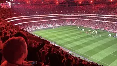 Spektakuler! Kata yang tepat untuk menggambarkan pengalaman menonton langsung pertandingan antara Benfica FC melawan Estrela Amadora. (AFP/Bagaskara Lazuardi)