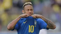 Striker Brasil, Neymar, menangis usai mengalahkan Kosta Rika pada laga grup E Piala Dunia di Stadion Krestovsky, St Petersburg, Jumat (22/6/2018). Pada laga ini Neymar berhasil mencetak gol perdana Piala Dunia 2018. (AP/Dmitri Lovetsky)