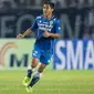 Bek Persib, Purwaka Yudi, saat laga Torabika Soccer Championship 2016 melawan Sriwijaya FC di Stadion Si Jalak Harupat, Bandung, Sabtu (30/4/2016). (Bola.com/Vitalis Yogi Trisna)