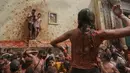 La Tomatina merupakan perang tomat di mana setiap peserta saling melemparkan tomat sebagai senjatanya. (AP Photo/Alberto Saiz)