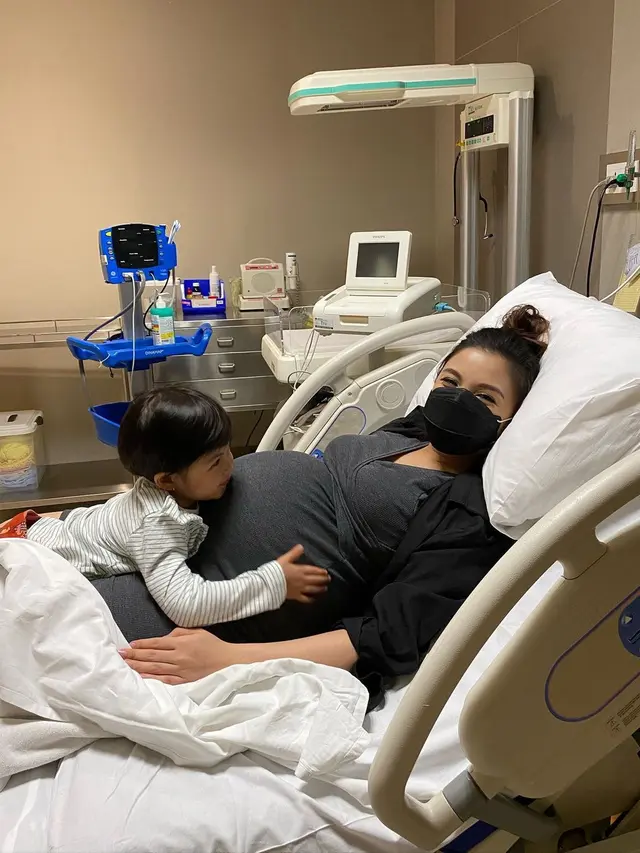 Chelsea Olivia jelang melahirkan bersama Nastusha. (Instagram/chelseaoliviaa)