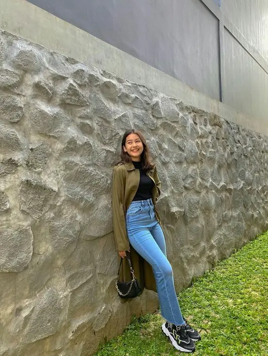 Dalam bergaya, Sandrinna Michelle kerap menampilkan tren terkini dan berani bereksplorasi. Seperti dalam potret kali ini, Sandrinna memadukan turtleneck, celana jeans, dengan long coat warna coklat. (Instagram/sandrinna_11).