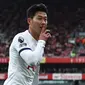 Selebrasi pemain Tottenham Hotspur, Son Heung-min, setelah mencetak dua gol ke gawang Arsenal dalam pertandingan pekan keenam Liga Inggris 2023/2024 yang berlangsung di Emirates stadium, Minggu (24/9/2023). Dua gol tersebut juga membuat Son Heung-min sudah mencetak 150 gol untuk Tottenham di semua ajang. (AFP/Henry Nicholls)