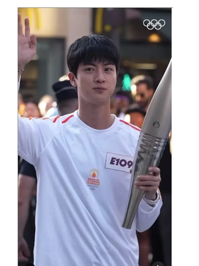 6 Potret Jin BTS Jadi Pembawa Obor Olimpiade Paris 2024, Ukir Sejarah