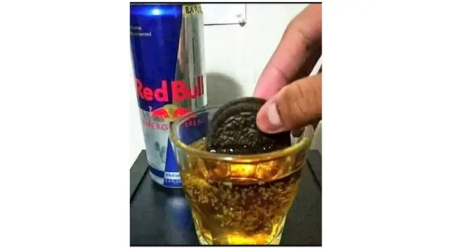 Makan Unik Oreo (Sumber: Twitter/@/hambaliasri)