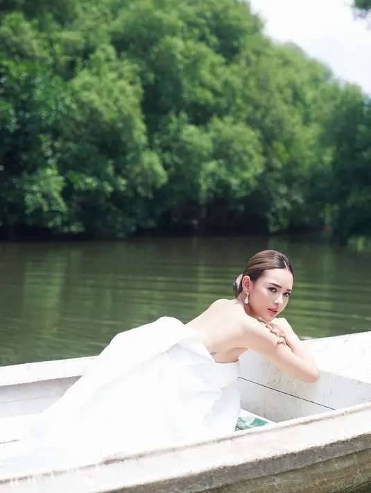 Totalitas, Amanda Manopo berfoto di atas perahu mengenakan strapless dress berwarna putih. [Foto: Instagram/winstongomez]
