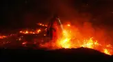 Petugas pemadam kebakaran menggunakan pembakaran terkontrol untuk menghentikan kebakaran hutan yang terus menyebar di dekat Cebreros, provinsi Ávila, Spanyol, Selasa, 28 Juli 2026. (AP Photo/Manu Fernandez)