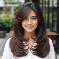 Model Rambut Wanita Layer Panjang 2026 untuk Wajah Oval. (Foto: AI)